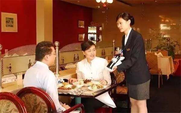 一位90后女服務(wù)員的內(nèi)心獨(dú)白 餐飲服務(wù)，真的沒(méi)前途嗎？
